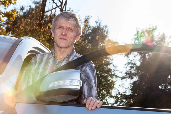 Dojrzały Kierowca Stojący Pobliżu Samochodu Otwartymi Drzwiami Światłem Słonecznym Tle — Zdjęcie stockowe