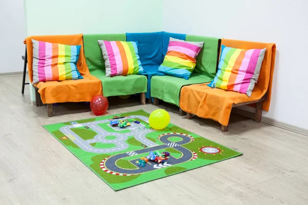 Buntes Sofa Kegel Eines Großen Kinderzimmers — Stockfoto