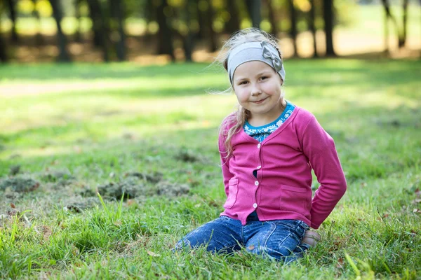 Pretty Happy Caucasian Girl Portrait Sitting Kneels Grass Copyspace — Stock fotografie