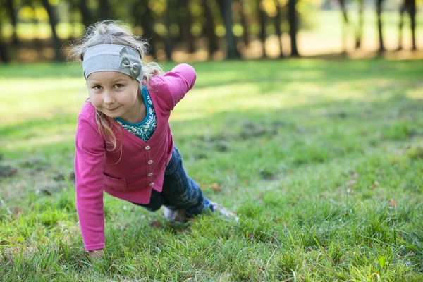 Preschool Girl Making Push Ups Exercice One Hand Green Grass — Photo