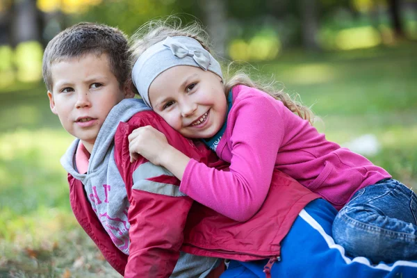 Happy Caucasian Brat Siostra Bawią Się Razem Letnim Parku — Zdjęcie stockowe