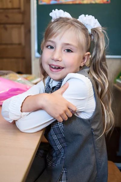 Sorrindo Primeiro Grau Estudante Retrato Menina Uniforme — Fotografia de Stock