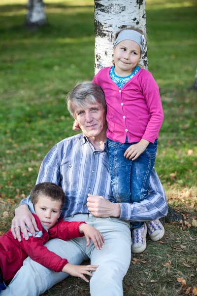 할아버지와 자녀들 공원에서 — 스톡 사진