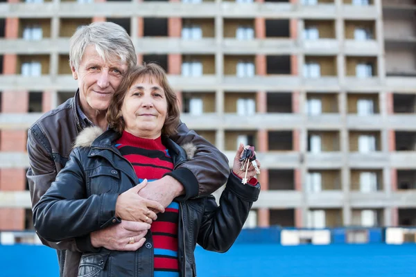 Liebendes Reifes Paar Mit Hausschlüssel Der Hand Kopierraum — Stockfoto