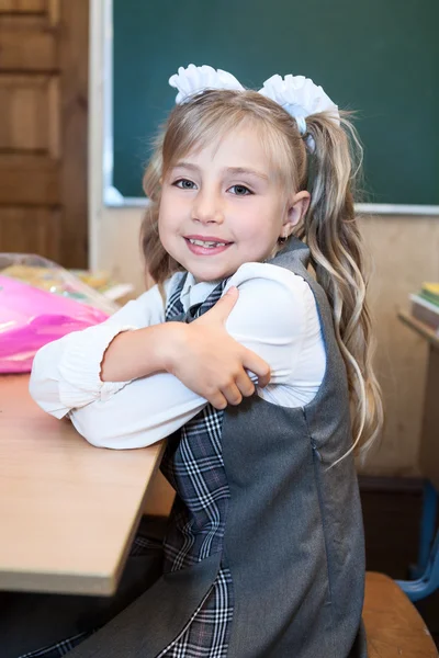 Glimlachend Schoolmeisje Portret Meisje Schooluniform Zit Aan Het Bureau — Stockfoto