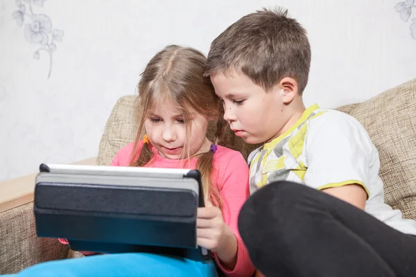 Irmã Irmão Divertindo Com Tablet Enquanto Senta Sofá Juntos — Fotografia de Stock