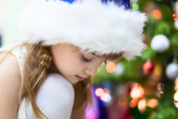 Klidná Holčička Kožešině Santa Chýše Sedí Blízkosti Vánočního Stromečku Lehkým — Stock fotografie