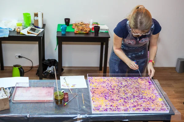 Mujer Pintora Haciendo Patrón Superficie Del Agua Con Tintas Bastón — Foto de Stock