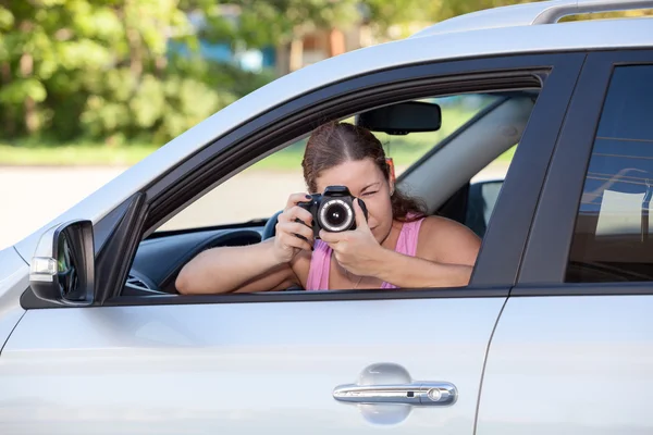 Jonge Vrouw Het Nemen Van Foto Met Camera Door Auto — Stockfoto