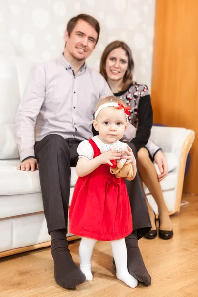 Kaukasiska Familjen Med Småbarn Flicka Och Två Föräldrar Inomhus — Stockfoto