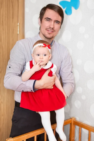 Padre Caucásico Con Mano Pequeña Hija Dormitorio —  Fotos de Stock