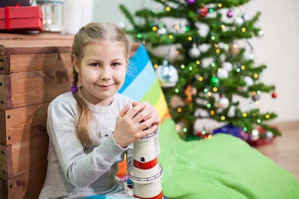 Retrato Alegre Menina Sentado Com Brinquedo Perto Árvore Natal Olhando — Fotografia de Stock