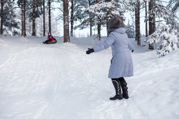 Mulher Pegando Criança Tubulação Downhill Floresta Inverno — Fotografia de Stock