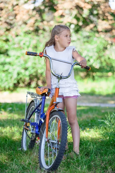 Preteen Kaukázusi Lány Áll Nyári Parkban Kerékpárral — Stock Fotó