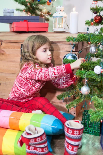 Klein Blank Meisje Versiert Kerstboom Met Speelgoed Huiselijke Kamer — Stockfoto