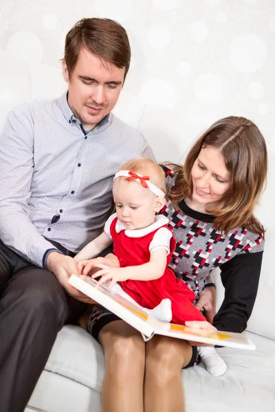 Baby Meisje Draait Pagina Van Het Boek Terwijl Ouders Lezen — Stockfoto