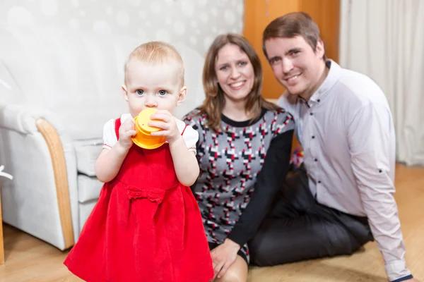 Baby Meisje Staan Met Haar Ouders Zitten Vloer — Stockfoto