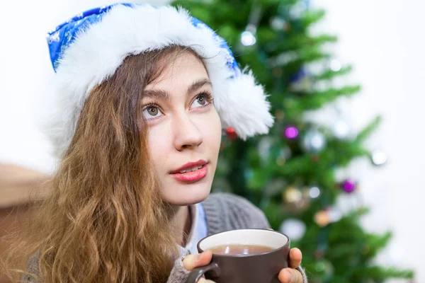 Retrato Facial Joven Caucásica Con Taza Las Manos Víspera Navidad — Foto de Stock