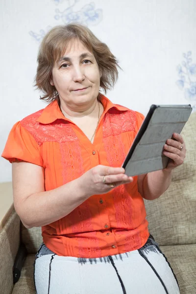 Smiling Mature Caucasus Woman Pad Hands Domestic Room —  Fotos de Stock