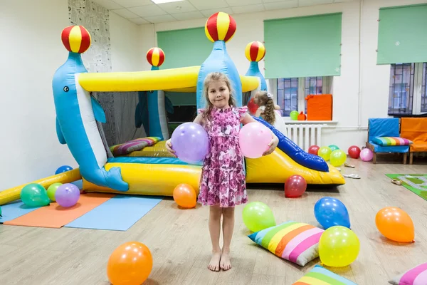 Feliz Niña Con Globos Sala Con Trampolín Inflable Durante Celebración —  Fotos de Stock