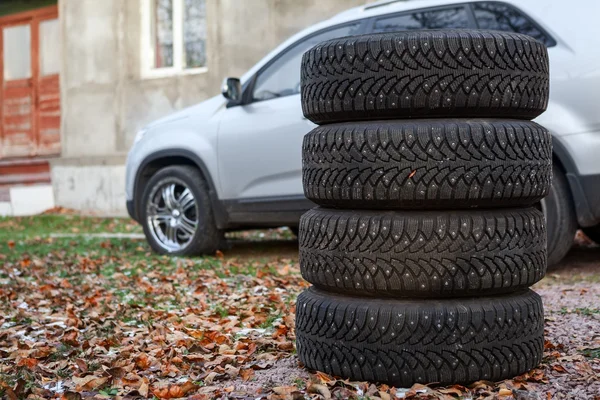 Vier Winterreifen Zum Wechseln Stehen Der Nähe Von Auto Kopierraum — Stockfoto