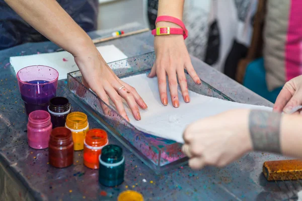 Mulheres Colocando Seda Superfície Água Para Impressão Tintas Coloridas Seda — Fotografia de Stock