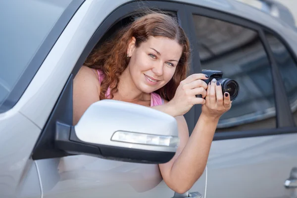 Autofahrerin Hält Kamera Der Hand Während Sie Auto Sitzt — Stockfoto