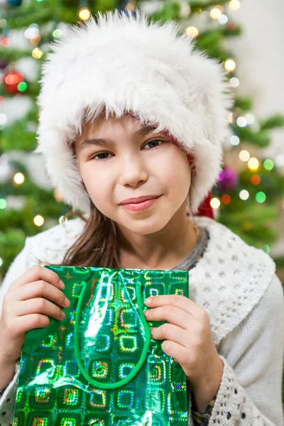Усміхнена Дівчина Дошкільного Віку Дивиться Камеру Тримає Подарунковий Пакет Руках — стокове фото
