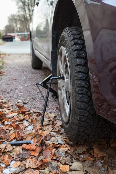 Studded Tire Wheel Mounting Car Jack Screw Autumn — Stock Photo, Image