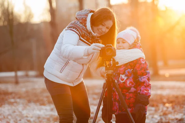 Matka Dziecko Ustawiają Kamerę Statywie Promieniach Zachodzącego Słońca — Zdjęcie stockowe