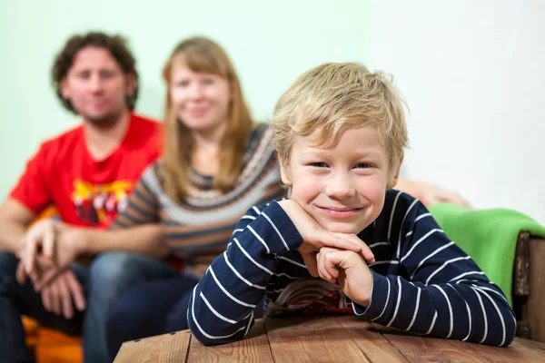 Vrolijke Jonge Lachende Zoon Zit Voorgrond Van Zijn Ouders Bank — Stockfoto