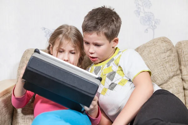 Kaukasisch Twee Kinderen Hebben Plezier Met Tablet Terwijl Zitten Bank — Stockfoto