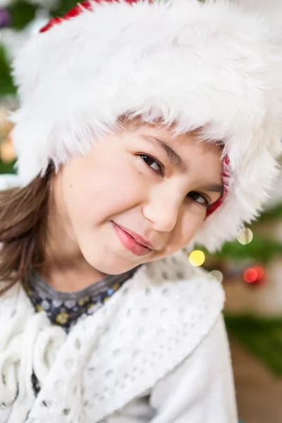 Gezichtsportret Van Pre Tiener Meisje Wit Santa Hoed Met Kerstmis — Stockfoto