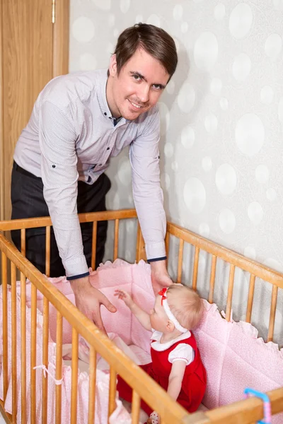 Padre Que Toma Bebé Manos Cama —  Fotos de Stock