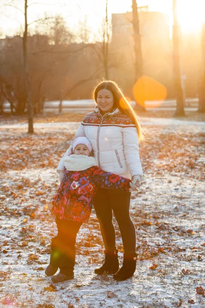 Mama Sześcioletnią Córką Spacerze Zimowym Parku Zachodzie Słońca — Zdjęcie stockowe