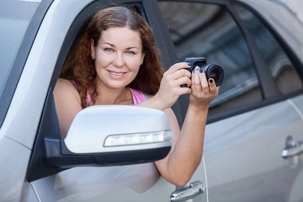 Dijital Kameralı Neşeli Beyaz Kadın Arabasında Oturuyor Kameraya Bakıyor — Stok fotoğraf