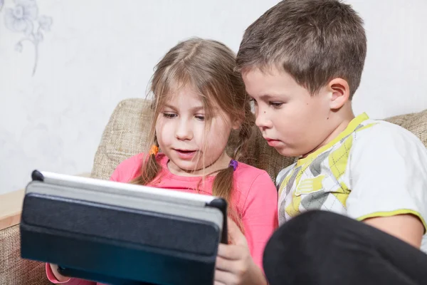 Kaukasisch Twee Kinderen Hebben Plezier Met Tablet Terwijl Zitten Bank — Stockfoto