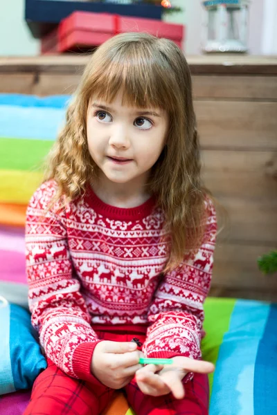 Muito Branco Menina Retrato Camisola Vermelha Enfeite Natal Decoração — Fotografia de Stock