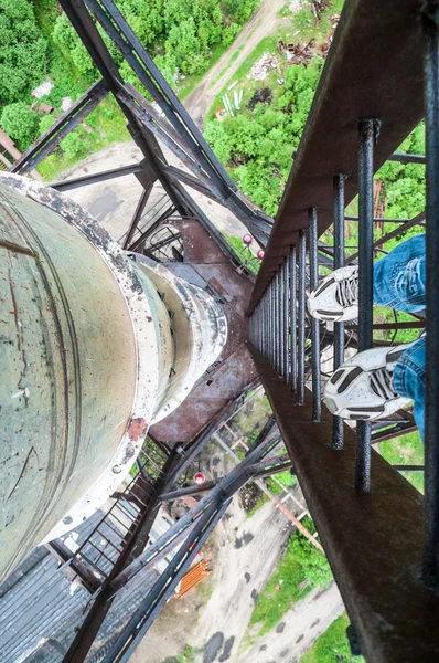 Menselijke Benen Zijn Top Van Industriële Schoorsteen Illegaal Voeren — Stockfoto