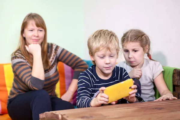 Mutter Schaut Streng Auf Die Kinder Die Tablet Spielen — Stockfoto