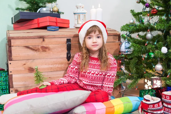 Menina Beleza Roupas Vermelhas Natal Sentado Perto Árvore Verde Olhando — Fotografia de Stock