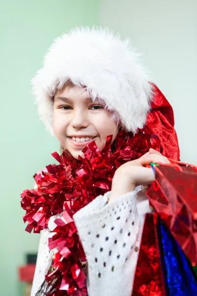 Porträt Eines Lächelnden Mädchens Rotem Lametta Und Weihnachtsmütze Mit Geschenktüten — Stockfoto