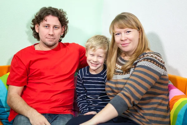 Glücklich Lächelnder Sohn Sitzt Zwischen Seinen Eltern Auf Dem Sofa — Stockfoto