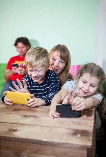 Mamma Tar Bort Tabletter Från Son Och Dotter Vardagsrum — Stockfoto