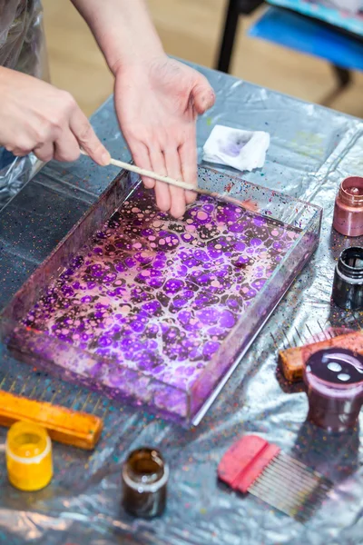 Kunstenaar Handen Spatten Inkten Water Oppervlak Voor Marmering — Stockfoto