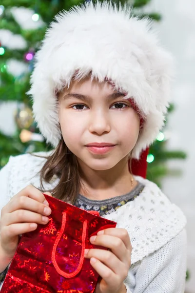 Μικρό Κορίτσι Λευκό Τρίχωμα Σάντα Καπέλο Κρατώντας Κόκκινη Τσάντα Δώρο — Φωτογραφία Αρχείου