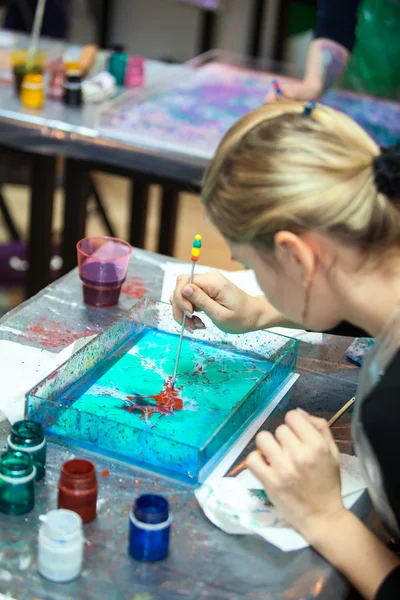 Pintura Que Hace Trazado Los Ebru Superficie Del Agua —  Fotos de Stock