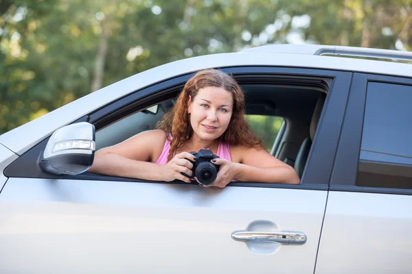 Ganska Leende Kvinna Rosa Skjorta Med Fotokamera Handen Sitter Bilen — Stockfoto