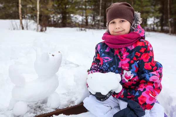 Vrij Lachend Meisje Winter Met Sneeuwhond Sculptuur — Stockfoto