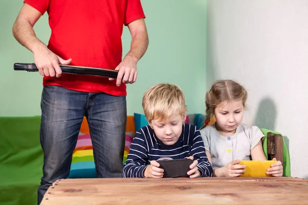 Oyunları Telefonla Durdurma Tehdidi Baba Çocuklar — Stok fotoğraf